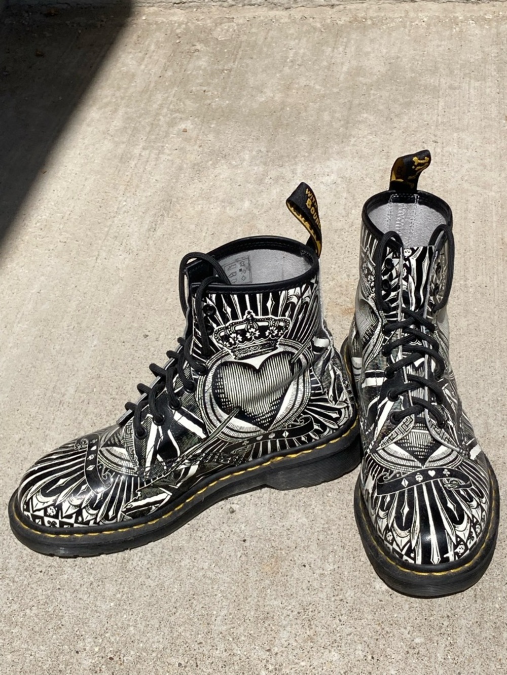 Dr. Martens Black & White Crowned Heart Graphic W9/M8